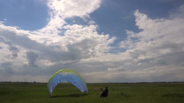 Siklóernyős képzés kezdő sportoló a földön. A siklóernyő szárny megnyitása. — Stock videók