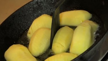 Patates kızartma yağı kaynar bir tavada