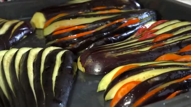 Koken Aubergines met tomaten. Vegetarische keuken. Women's handen. — Stockvideo