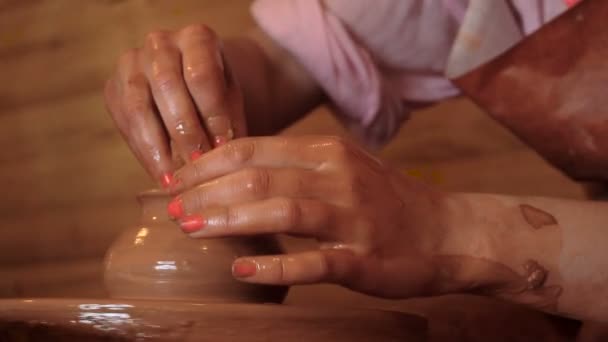 Rallentatore. Mani Ragazza Fabbricazione di ceramica sulla ruota del vasaio . — Video Stock