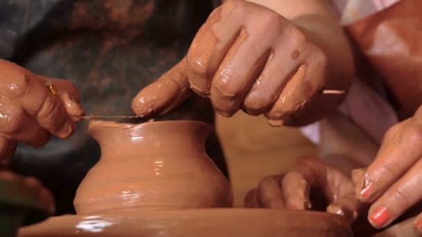 Potter's tekerlek üzerinde öğrenci seramik üretiminde yardımcı öğretmen. Yakın çekim. — Stok video