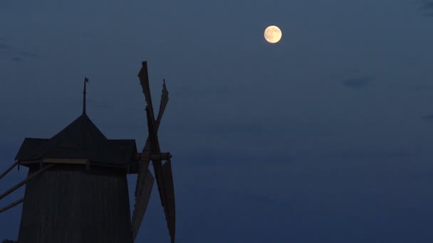 Gammal väderkvarn på natten på en bakgrund av månen Taymlaps — Stockvideo