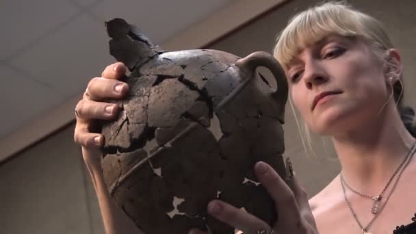 Mujer rubia científica - arqueóloga estudiando cerámica antigua en el museo, cámara lenta — Vídeo de stock