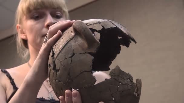 Blonde vrouw Scientist - archeoloog bestuderen van oude aardewerk in het Museum, Slow Motion — Stockvideo