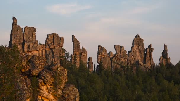 美丽的岩石上的夕阳的天空背景 Taymlaps — 图库视频影像