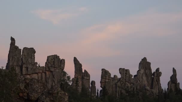 Hermosa roca en la puesta del sol cielo fondo Taymlaps — Vídeo de stock