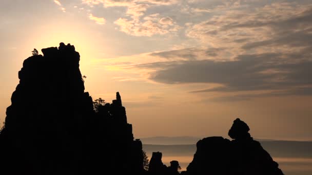 Sunrise güzel Cliffs, Misty Vadisi aşağıdaki üzerinde — Stok video