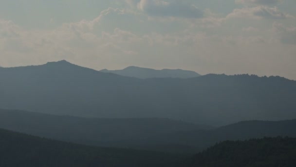 Nuvens bonitas Taymlaps Panorama nas montanhas. Espaço Sereno . — Vídeo de Stock