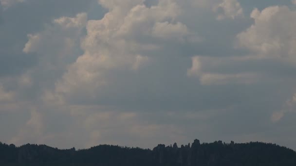 Nuvens bonitas Taymlaps Panorama nas montanhas. Espaço Sereno . — Vídeo de Stock