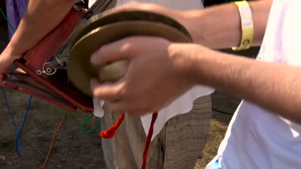 Krishna Festival. Musikerna spelar trummor. Kvinnor i vackra indiska kläder i bakgrunden. — Stockvideo