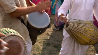 Krishna Festivali. Müzisyenler davul çalmak. Kadınlar içinde belgili tanımlık geçmiş güzel Hint cüppeli.