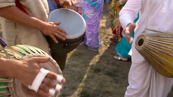 Krishna-Festival. Musiker spielen Schlagzeug. Frauen in schönen indischen Gewändern im Hintergrund. — Stockvideo