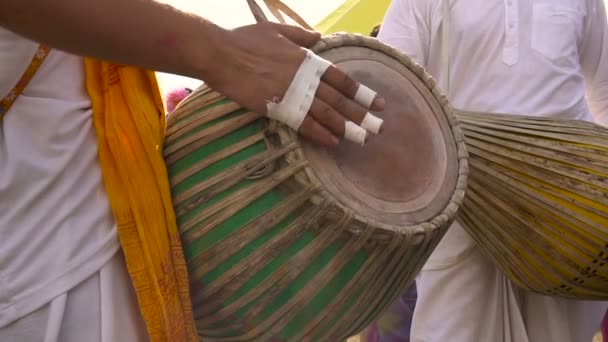 Krishna Festival. Muzikanten drummen. Vrouwen in prachtige Indiase gewaden op de achtergrond. — Stockvideo