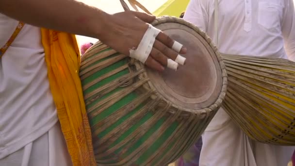 Festival Krishna. Les musiciens jouent de la batterie. Les femmes dans de belles robes indiennes en arrière-plan . — Video