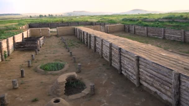 Archeologie. Opgravingen van de oude stad van Arkaim. Voert een gids. — Stockvideo