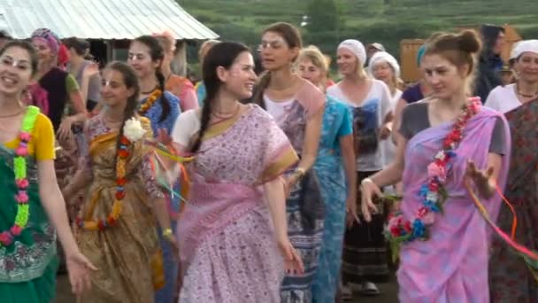 Magnitogorsk/Rosja .holiday Krishna Arkaim rezerwy. . 21 czerwca 2016 r. Kobiety w indyjskich Sari sukienka taniec na łące. — Wideo stockowe
