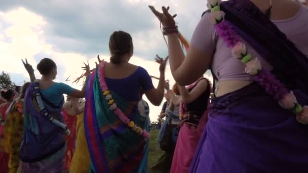 Magnitogorsk/russia .holiday Krishna สํารองอาร์คิม . . 21 มิถุนายน 2016 ผู้หญิงในชุดซารีอินเดียเต้นรําในทุ่งหญ้า . — วีดีโอสต็อก