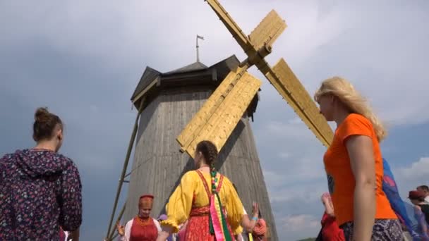 Rosja, Magnitogorsk.01.09.2016. Rosyjski festiwal folklorystyczny. Tańce na tle wiatraków jest. — Wideo stockowe