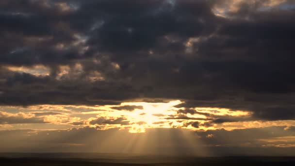 Les rayons du soleil s'éventent des nuages au coucher du soleil beaux Taymlaps — Video