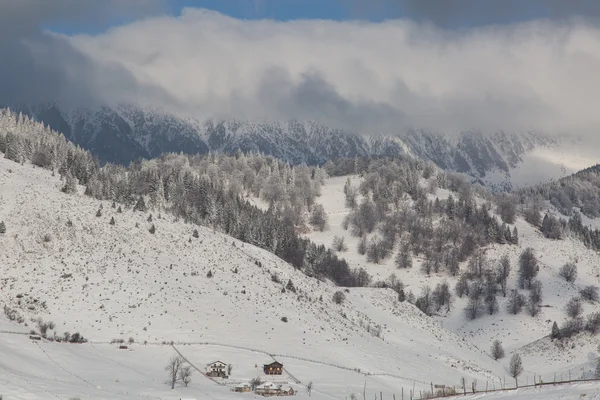 Paisagem de inverno com montanhas — Fotografia de Stock