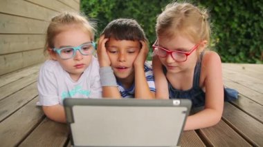 Çocuk çizgi film tablet izlerken