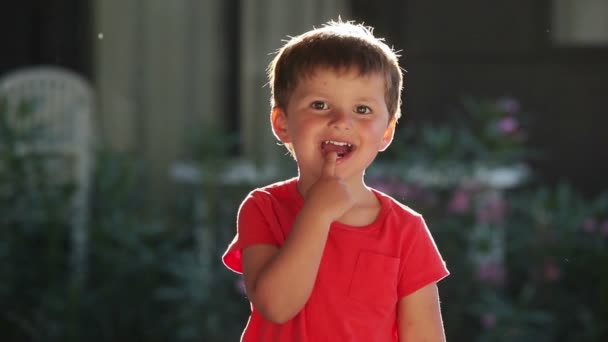 Счастливый мальчик улыбается — стоковое видео