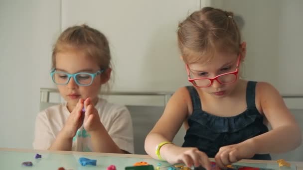 Molde para niños de plastilina — Vídeos de Stock