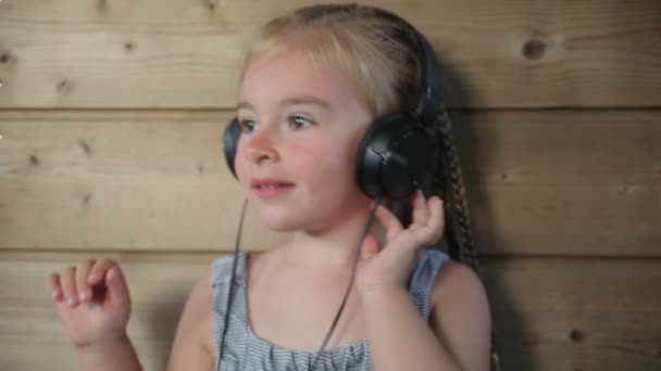 Girl listening to music on headphones — Stock Video