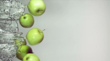 su sıçramalarına ile yeşil elma