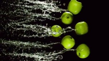 su sıçramalarına ile yeşil elma