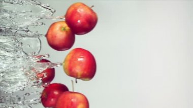 su sıçramalarına ile kırmızı elma