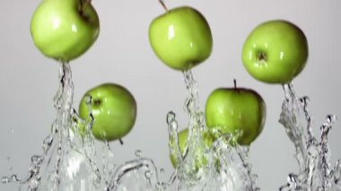 su sıçramalarına ile yeşil elma