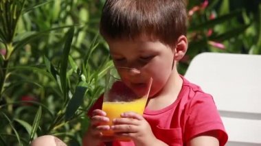 portakal suyu içme çocuk