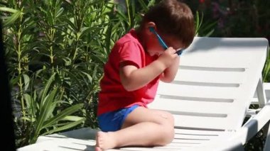 Çocuk güneş gözlüğü ile oynamak