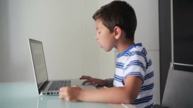 Çocuk bir dizüstü bilgisayar gibi