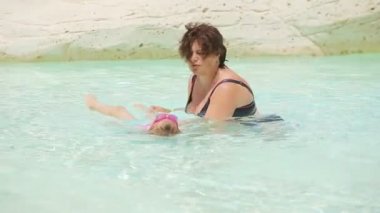 Sırt üstü yüzmeyi kız öğretim büyükanne