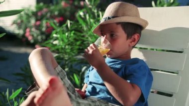 portakal suyu içme çocuk.