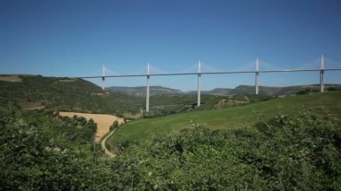 Fransa-Millau Viyadüğü Temmuz 2015 Panoramma Millau köprüsü üzerinde gözlem güverteden.