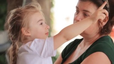 Kız büyükannesi kuşlar hakkında söyler.