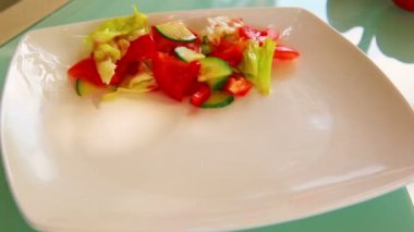 Biftek sebze salatası ile hizmet