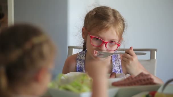 Niños cenan parrilla de salchichas — Vídeos de Stock