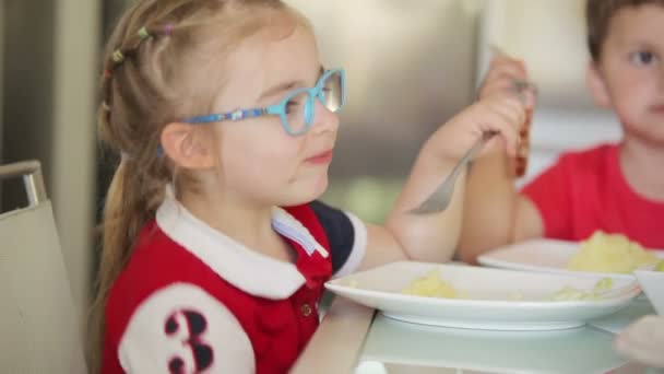 Crianças jantar churrasqueira salsicha — Vídeo de Stock