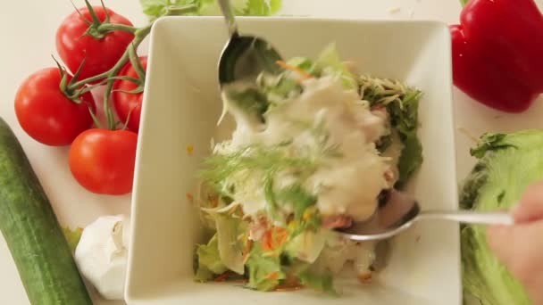 Подготовка овощного салата с тунцом — стоковое видео