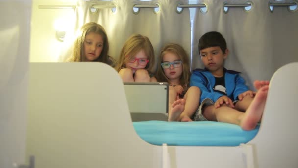 Діти дивляться мультфільм на планшеті — стокове відео