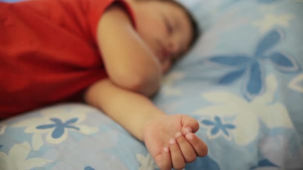 El chico duerme. Dormir durante el día — Vídeos de Stock