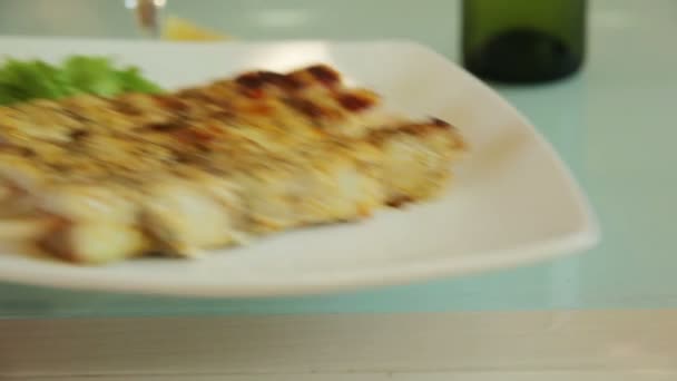 Serving fish kebab with white wine and lemon — Stock Video