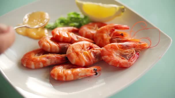 Serving dish of shrimp with sauce and lemon — Stock Video