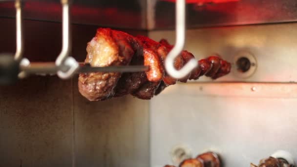 Cocinar en una parrilla eléctrica varias carnes — Vídeo de stock