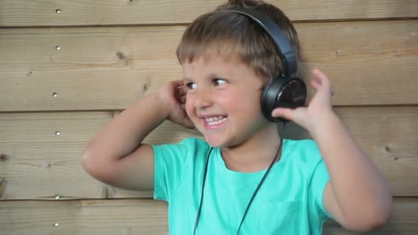 Boy listening to music — Stock Video