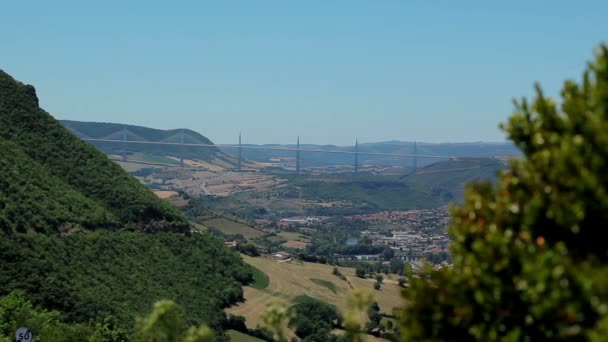 Vista desde la plataforma de observación en el puente de Millau.. Francia-Millau Viaducto julio 2015 — Vídeos de Stock